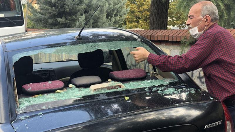 Beyoğlu'nda park halindeki 4 aracın camını çekiçle kırıldılar