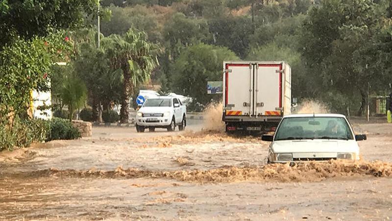 Son dakika haber... Antalya'da sağanak ve rüzgar etkili oldu