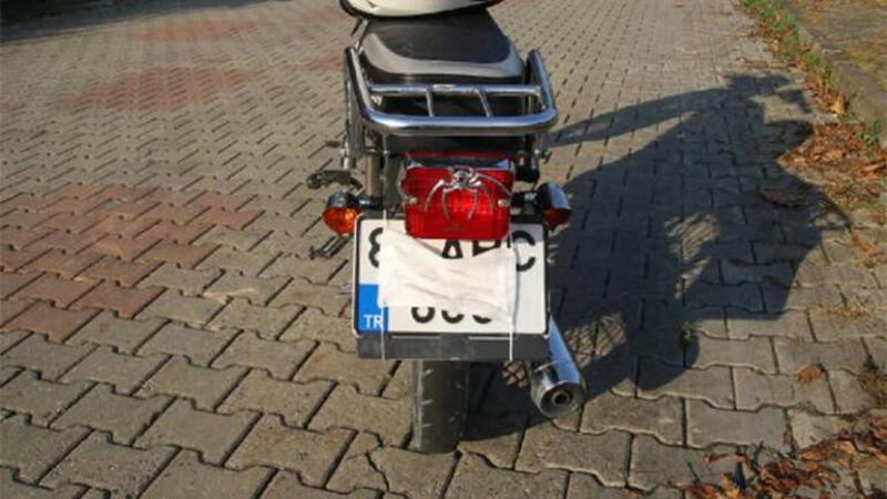 Plakasına maske takan motosiklet sürücüsü polislerden kaçamadı