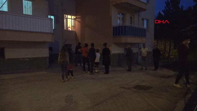 Hırsızlık için girdiği evden çıkarken apartman sakinlerine yakalandı
