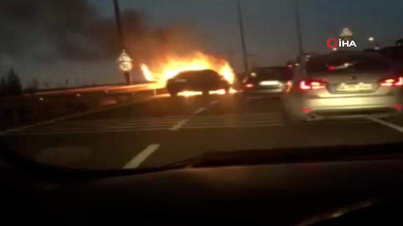 Seyir halindeki otomobil alev alev yandı