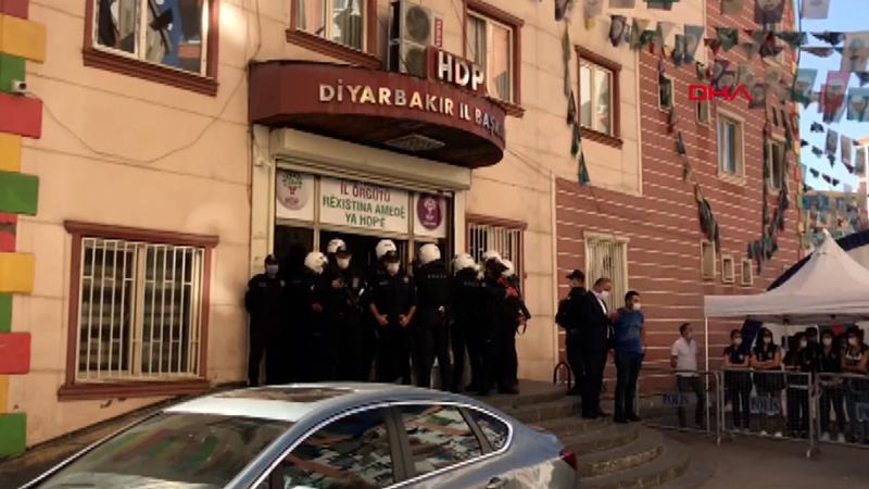 Diyarbakır'da HDP İl Binası'nda polis arama yapıyor