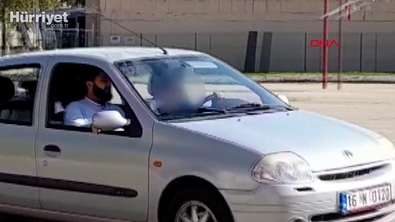 14 yaşındaki çocuğun, yanında babasıyla otomobil kullanma anı kamerada