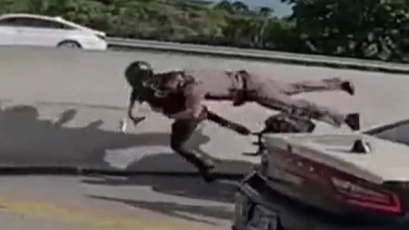 ABD’de polis, motor sürücüsünün üzerine atladı