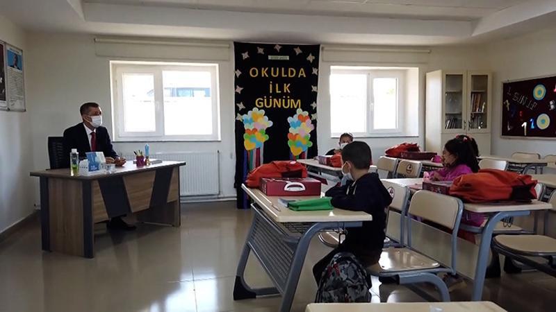 Bakan Selçuk okuduğu ilkokuldaki öğrencilerle buluştu