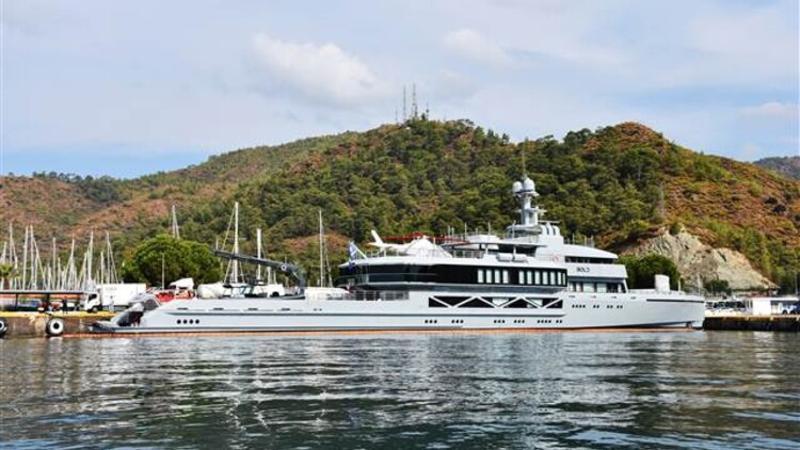 Ultra lüks yat Bold'a Marmaris'te 700 bin liralık yakıt ve gıda malzemesi ikmali