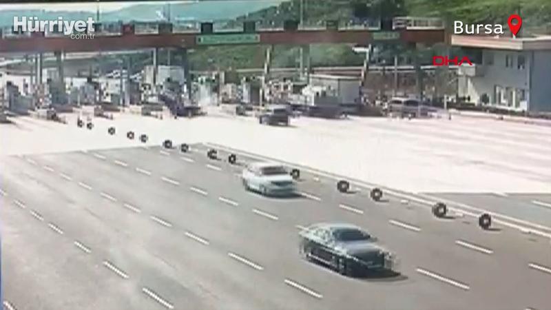 Cipin, otoban gişelerinde beton bariyere çarptığı kaza kamerada