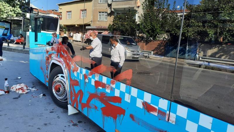 Otobüse alınmayınca şoföre kızdı, otobüsü yumruklayıp böyle kırmızıya boyadı