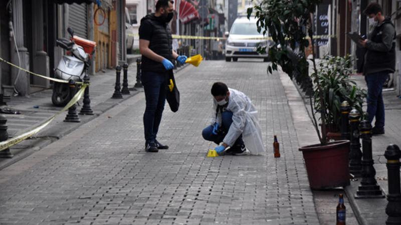 Kadıköy'de otel önünde silahlı kavga