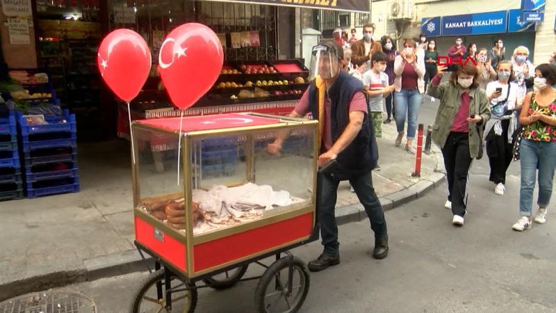 Kurtuluş'ta mahalleli simitçisine sahip çıktı