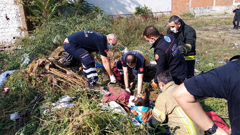 Otların arasında uyuyan alkollü kişinin üzerine kepçeyle toprak attı