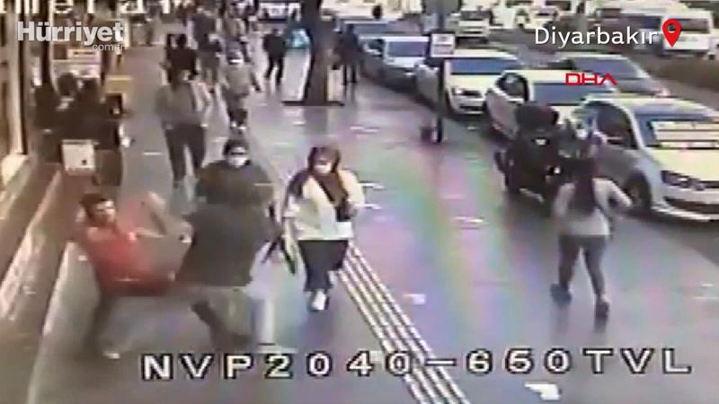 Yolda yürürken bir anda hayatının şokunu yaşadı! ilginç anlar kamerada