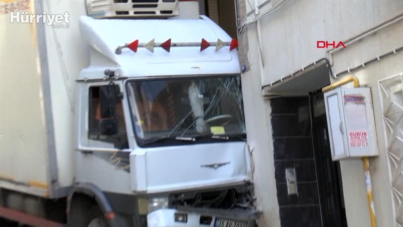Freni boşalan kamyon doğal gaz borusuna çarptı, faciadan dönüldü