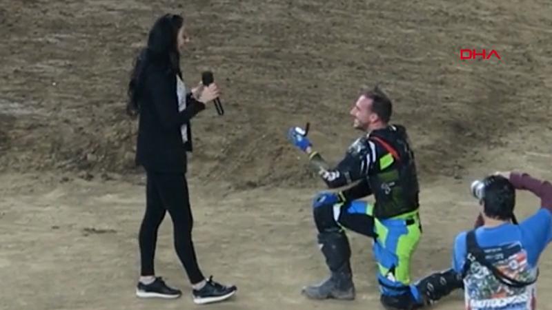 ABD'deki motokros şampiyonasında sürpriz evlilik teklifi