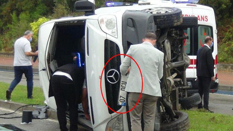 Servis kazası sonrası araç plakasını ve otelin tabelasını sökme yarışı