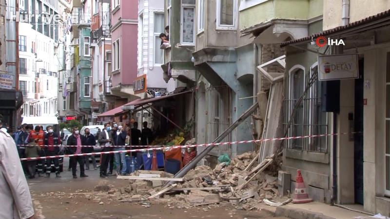 Şiddetli yağmur sonrası 2 katlı metruk binanın bir kısmı çöktü