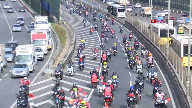 Yüzlerce motosikletli köprüyü geçerek şehitliğe gitti