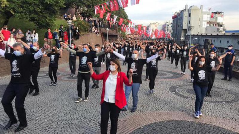 Bin kişi aynı anda sosyal mesafeli zeybek oynadı