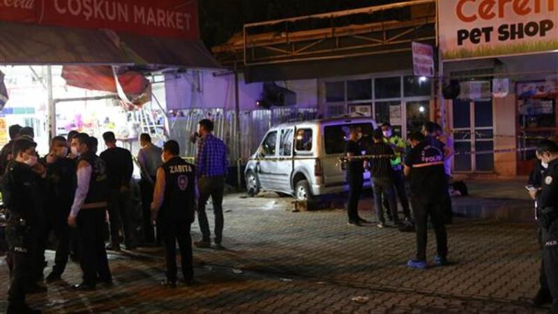Hafif ticari araç, market önünde yemek yiyenlere çarptı