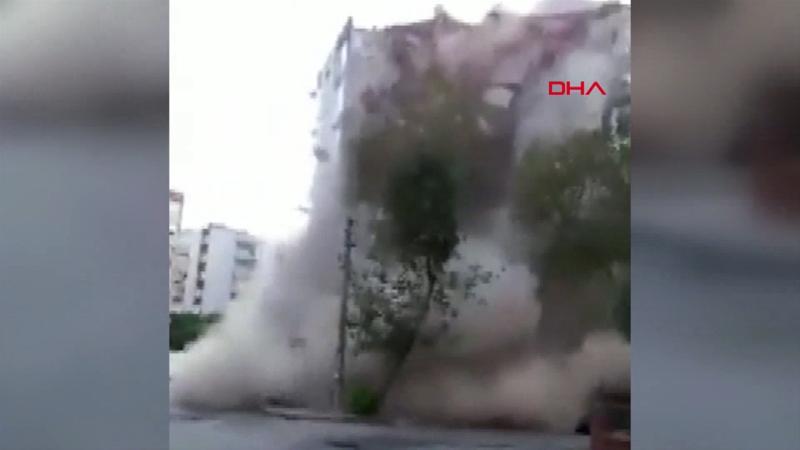İzmir'de depremde binanın yıkılma anı kamerada