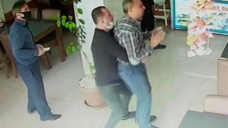Boğazına kılçık kaçan müşterisini kurtardı