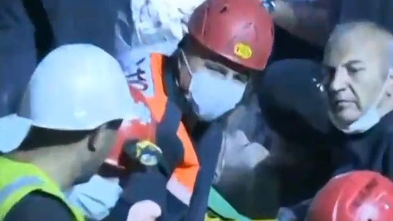 Enkazından biri kişi sağ olarak kurtarıldı