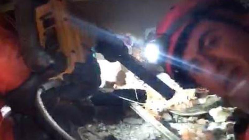 İzmir'de enkaz altındaki Buse Hasyılmaz'a ulaşılmaya çalışılıyor