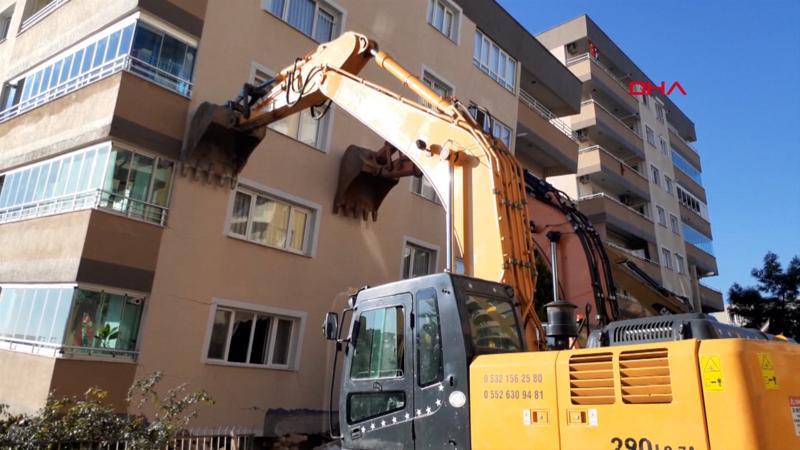 Yıkılmak üzere olan binayı iş makineleri ayakta tutuyor