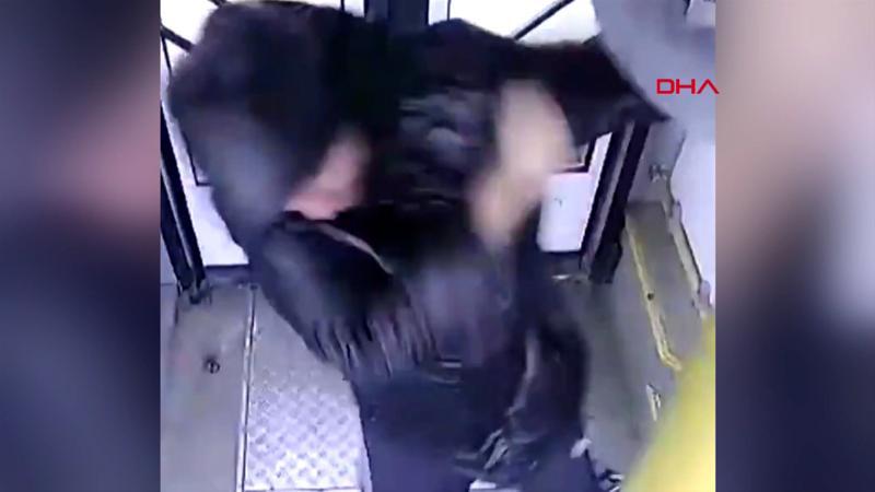 Rusya'da otobüs görevlisi ile yolcular arasında maske kavgası