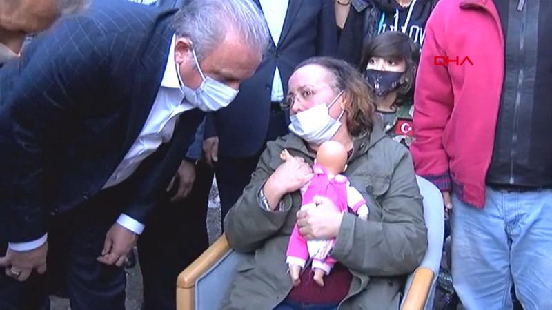 Dört kızı enkaz altında kalan anne Nilay Yücel'in acılı bekleyişi