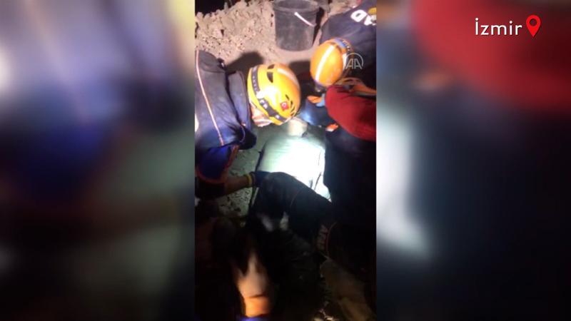 Rıza Bey Apartmanı enkazından 33 saat sonra bir yaralı böyle çıkarıldı