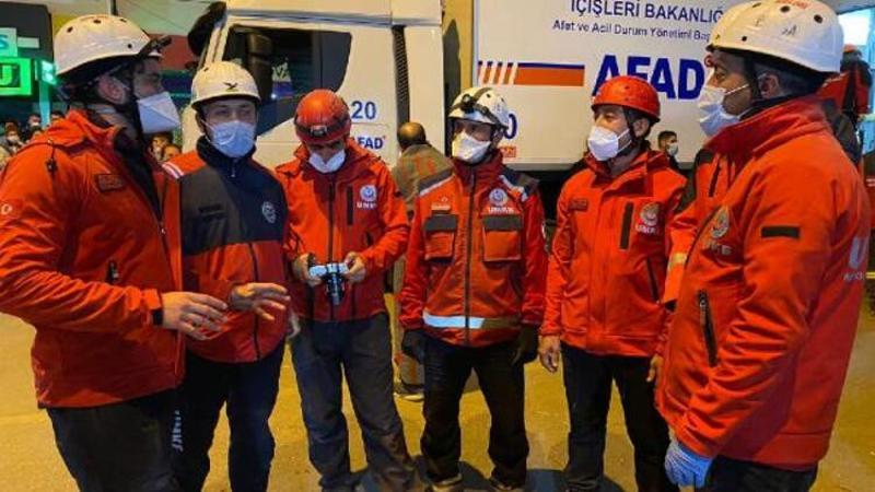 Yaşlı adamı enkazdan kurtaran ekip: Mutluluktan kendimizi kaybettik