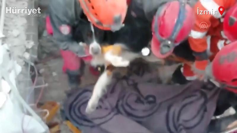 Depremde enkazdan kurtarılan Gizem, köpeği 'Ares'e kavuştu