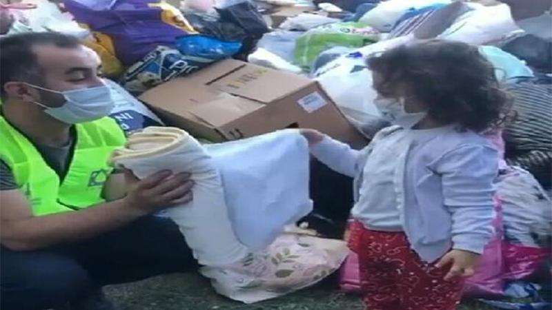 Battaniyesini depremzedelere veren çocuk, yürekleri ısıttı