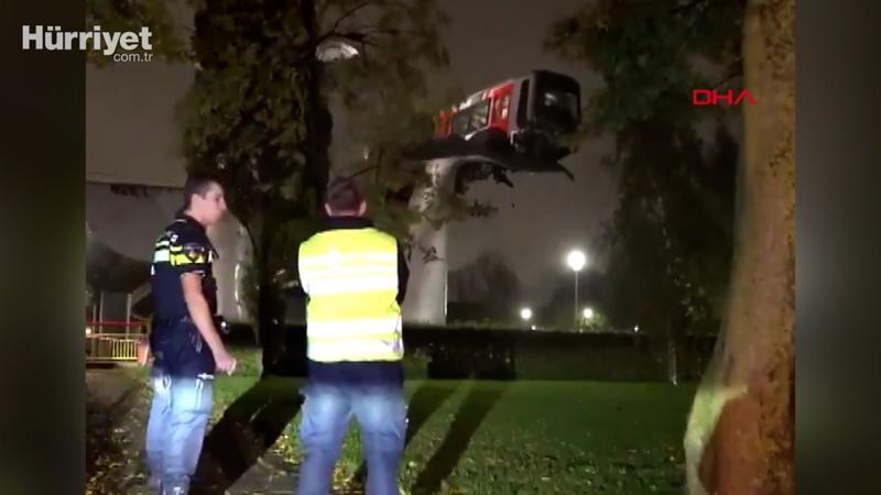 Hollanda'da metroda kaza: Tren 7,5 metre yükseklikte asılı kaldı