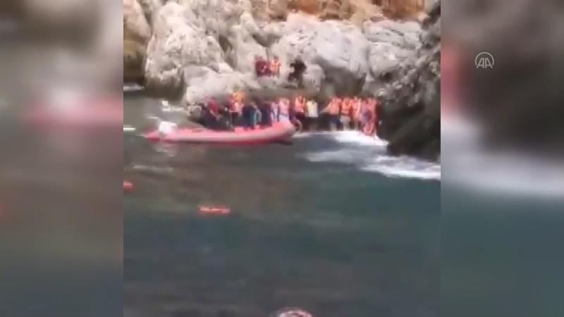 Alanya'daki batan tur teknesinde mahsur kalanları kurtarma anları
