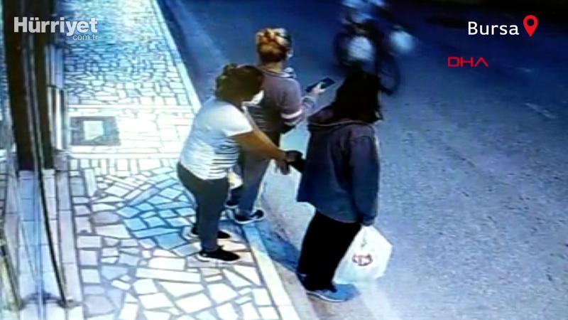 Durakta bekleyen kızın cep telefonunu böyle çaldı!