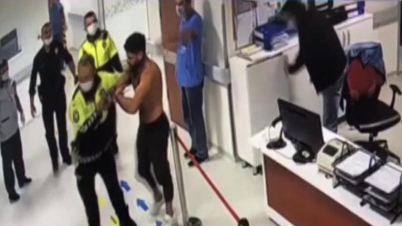 Sağlık kontrolüne getirildiği hastanede cam kapıyı tekmeledi