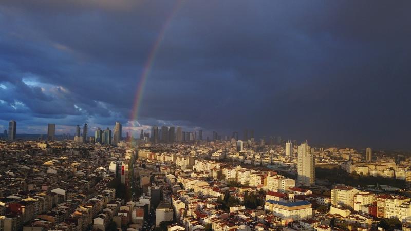 İstanbul'da gökkuşağı görsel şölen oluşturdu