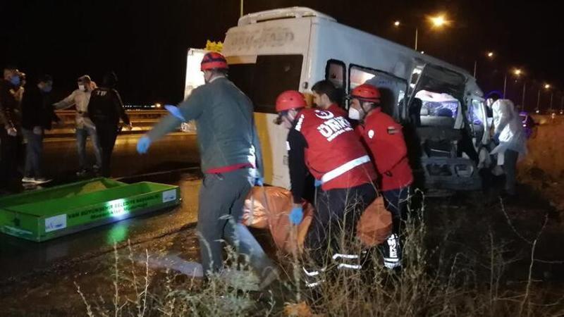 Van'da kaçak göçmenleri taşıyan münibüs kaza yaptı