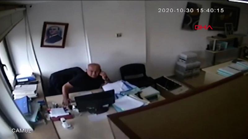 Depreme rağmen telefonu kapatıp kaçmadı; o anlar kamerada