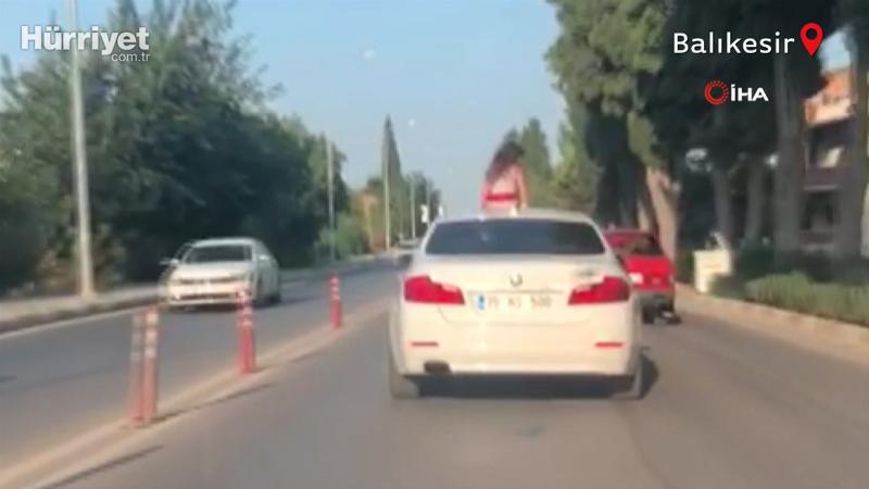 Pes dedirten sorumsuzluk! Otomobil üzerinde kızın tehlikeli yolculuğu kamerada