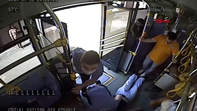 Polisin kalp krizi geçiren yolcuyu kurtarma çabası kamerada