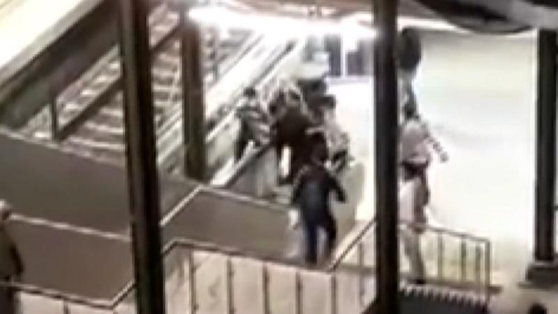 Kadın güvenlik görevlisine küfreden şahsa linç girişimi kamerada