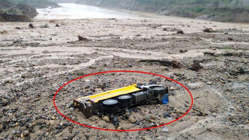 Son dakika... Giresun'da sel: Şantiyeyi su, bastı araçlar sürüklendi