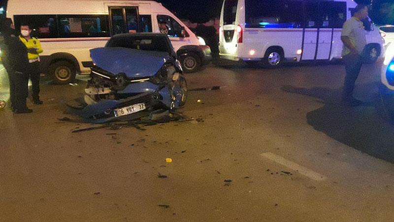 Adana'da iki otomobilin çarpıştı: Yaralılar var