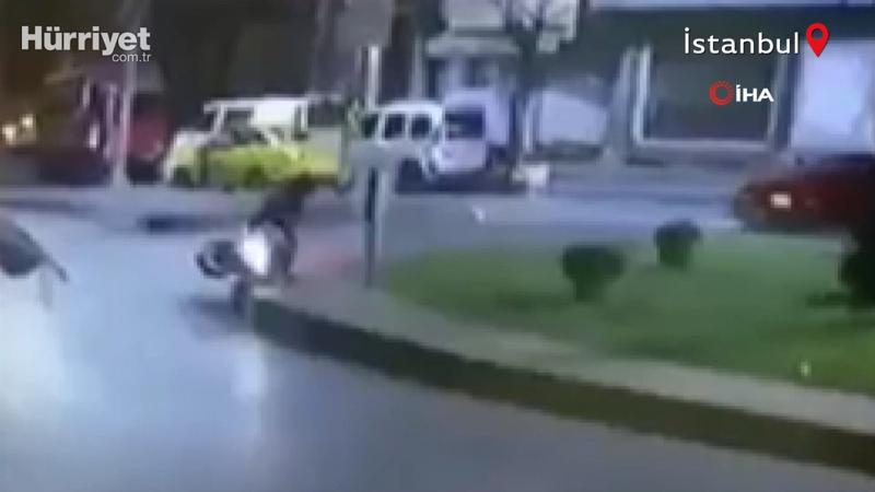 İstanbul’da feci kaza! Motosikletli kurye cadde üzerindeki tabelaya çarptı