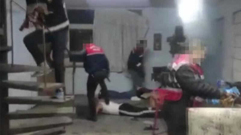 Jandarma'nın 147 tabanca ele geçirdiği silah atölyesine baskın kamerada