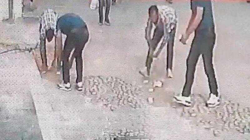 Rüzgarda uçuşan binlerce lirayı toplayıp sahibine teslim ettiler