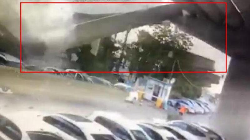 Son dakika haber... İzmir depreminde dev beton blokların araçların üzerine düşme anı kamerada!